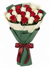 Букет Микс из красных и белых роз в Пустошке