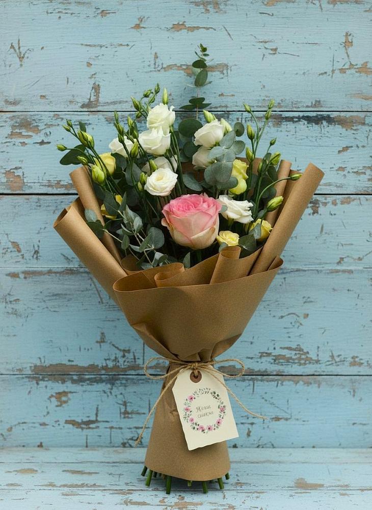 Букет цветов из: Розы и Лизиантусы в Пустошке