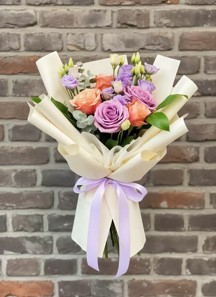 Букет цветов из: Лизиантусы и Розы в Пустошке