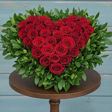 Цветочная композиция из Розы в виде сердца в Пустошке