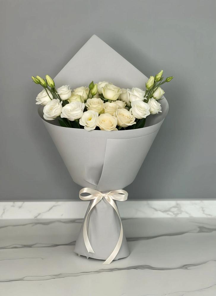 Букет цветов из: Розы и Лизиантусы в Пустошке