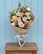 Букет цветов из:  Альстромерии, Лизиантусы, Розы и Хризантемы в Пустошке