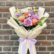 Букет цветов из:  Лизиантусы и Розы в Пустошке