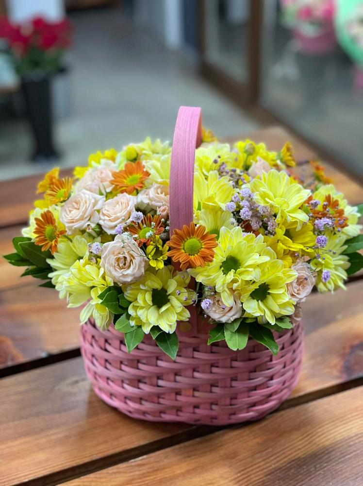 Цветочная композиция из Хризантемы и Розы в корзине в Пустошке