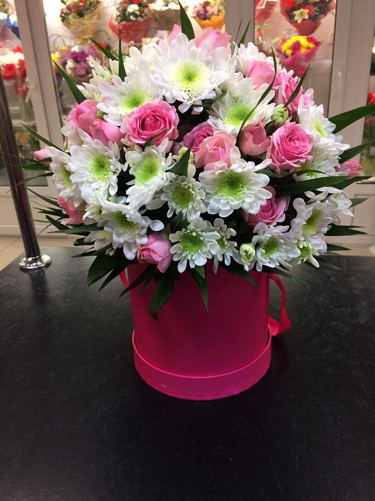 Цветочная композиция из Розы и Хризантемы в шляпной коробке в Пустошке