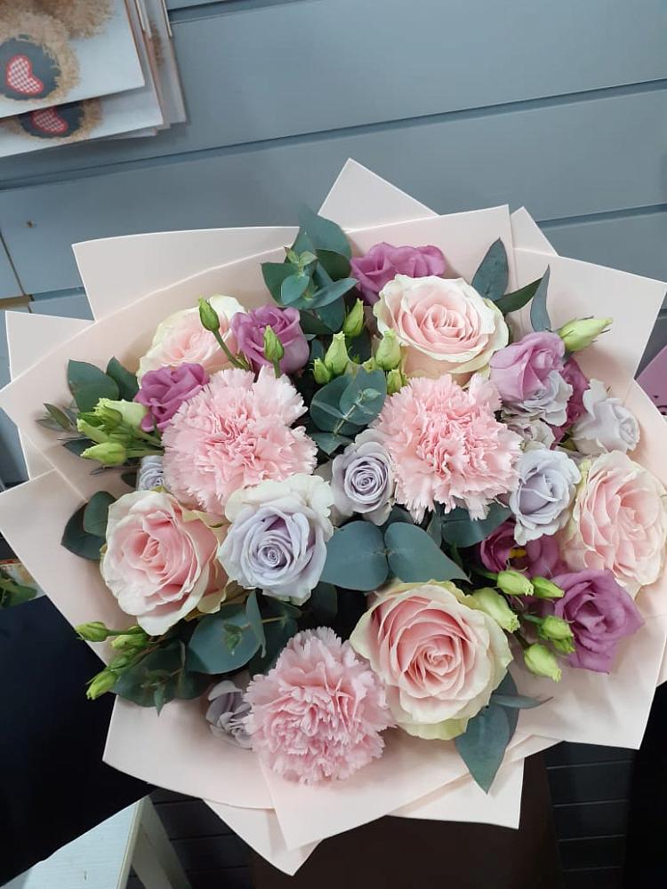 Букет цветов из: Розы, Гвоздики и Лизиантусы в Пустошке