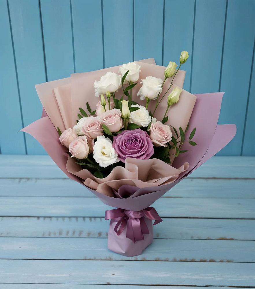 Букет цветов из: Розы и Лизиантусы в Пустошке